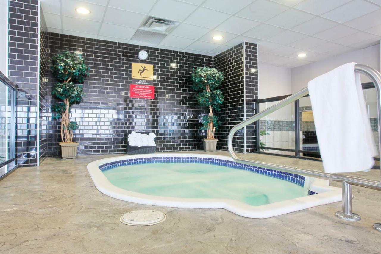 Pomeroy Hotel Fort Mcmurray Esterno foto