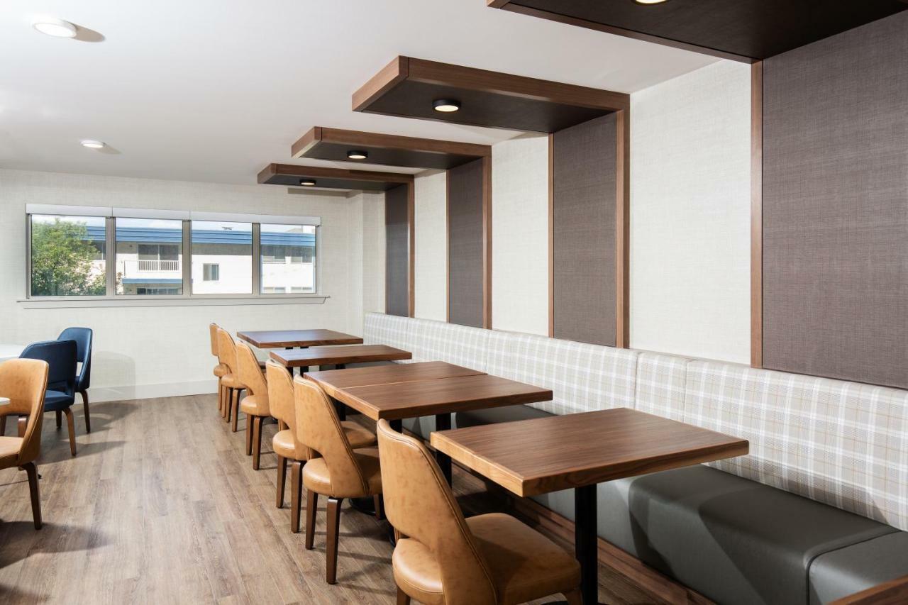 Pomeroy Hotel Fort Mcmurray Esterno foto