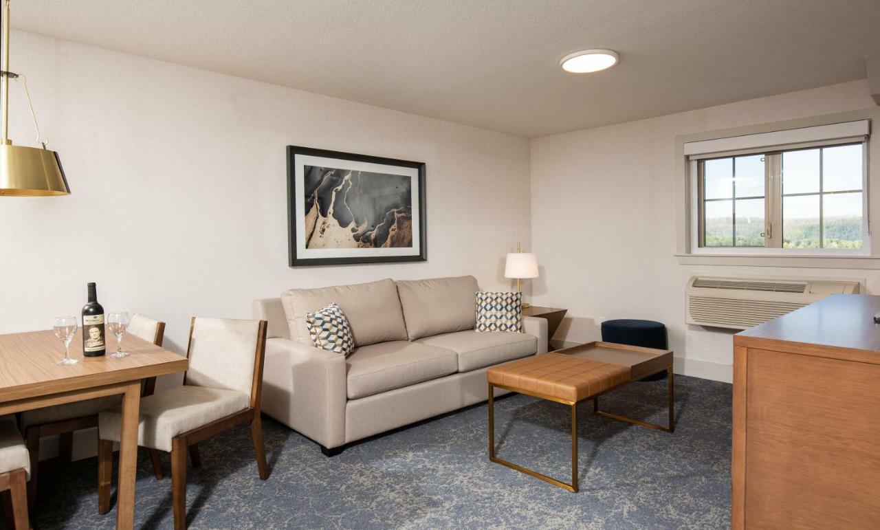 Pomeroy Hotel Fort Mcmurray Esterno foto
