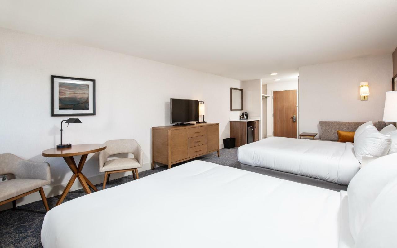 Pomeroy Hotel Fort Mcmurray Esterno foto