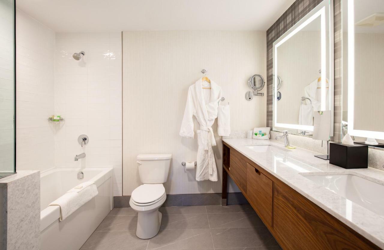 Pomeroy Hotel Fort Mcmurray Esterno foto