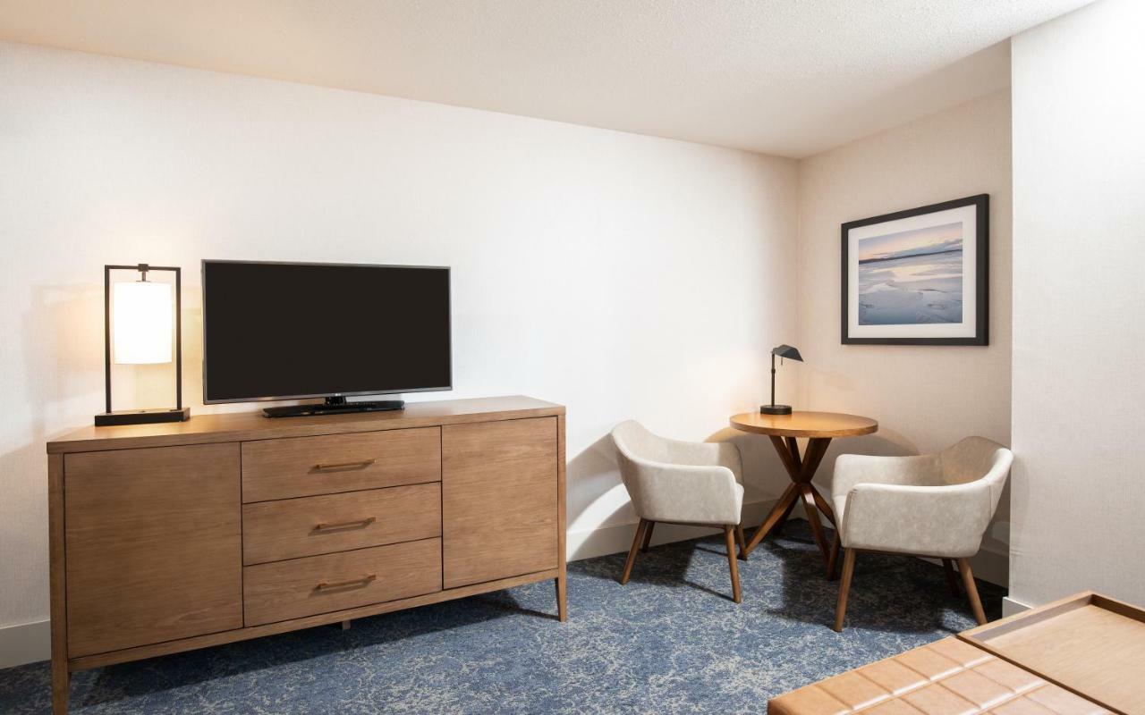Pomeroy Hotel Fort Mcmurray Esterno foto